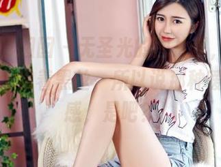 Feilin嗲囡囡 - 无圣光的图片里，小蛮妖yummy穿着黑丝，所以说那种暧昧的美感，是吧？