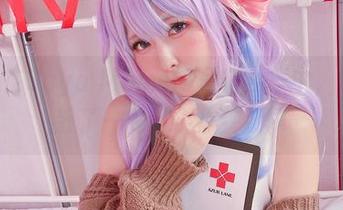 黑江雫在Sayo Momo的写真合集中,给我们丢了一颗“小炸弹”。