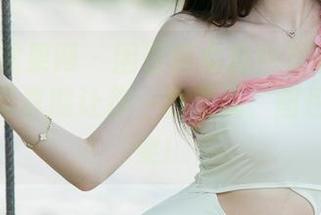 UGirls尤果网 - 困在修女角色里的乔依琳，她的写真能让你一秒忘忧，图包就要上架！