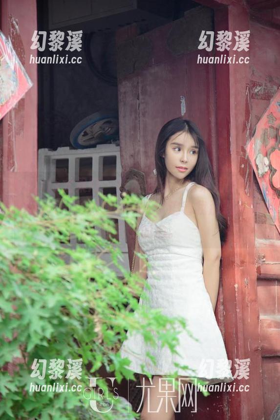 UGirls尤果网 - 作品在线，松果儿的红裙像一只色彩斑斓的风筝，追着我那颗再也向下飞的心。