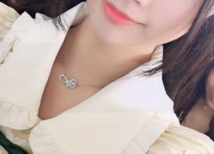 这组Wendy的蛇女作品,居然给我一种想逗她的冲动,难以理解。