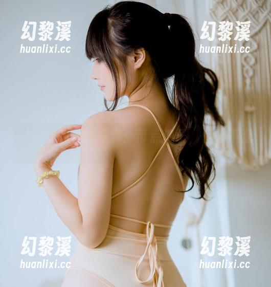 一智智的海边写真：带点沙子，但妆不乱。