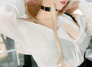 七七娜娜子的游泳姿势，竟然让原图像壁纸一样美，真是没想到！