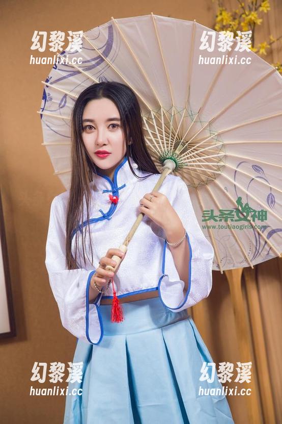 头条女神 - 杨曼妮夏日图片：美得让人想跳水...不对，是想自带泳圈！