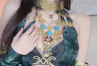 小小奶瓶儿的礼服选得挺大胆,看看她在精选写真集里的表现吧。