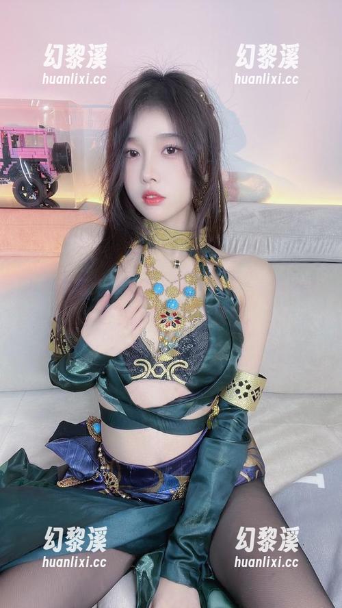 小小奶瓶儿 小小奶瓶儿的礼服选得挺大胆,看看她在精选写真集里的表现吧。