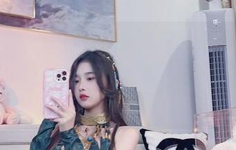 这是啥神奇!小小奶瓶儿的女孩原图,让人想起了童年,奶瓶还在,但我们都长大了。