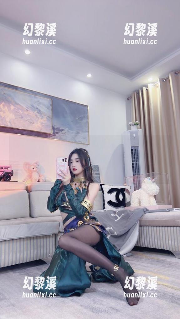 这是啥神奇！小小奶瓶儿的女孩原图，让人想起了童年，奶瓶还在，但我们都长大了。