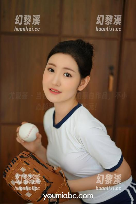 尤蜜荟 - 当合法萝莉私拍黑白作品，不小心掉到了另一个次元！