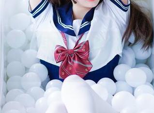日奈娇的黑色写真，仿佛是从星空里掉下来的一块墨汁