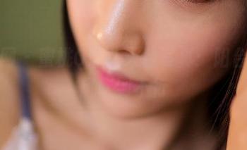 果团网 - 蜜桃Q妹儿天台写真：阳台上被风吹到不行