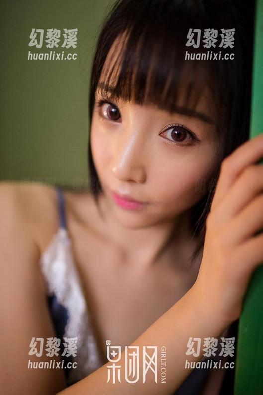 果团网-蜜桃Q妹儿 果团网 - 蜜桃Q妹儿天台写真:阳台上被风吹到不行