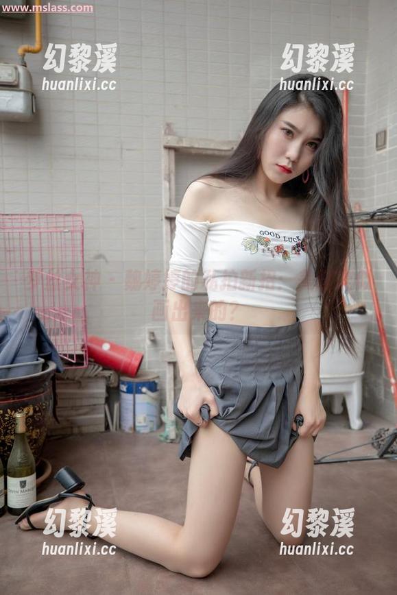 梦丝女神-魏婷婷 梦丝女神 - 魏婷婷的私拍新招:美腿疑似画出来的?
