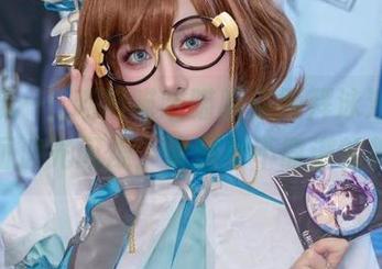我和流一_喵喵喵喵喵喵在膜拜泳池，那水面波光闪烁，像是个不靠谱的舞台