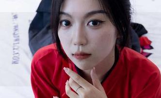 物恋传媒 - 图片中泡泡的姿态，好像在说：“别说我白，我可是白得特别有气质哦！”