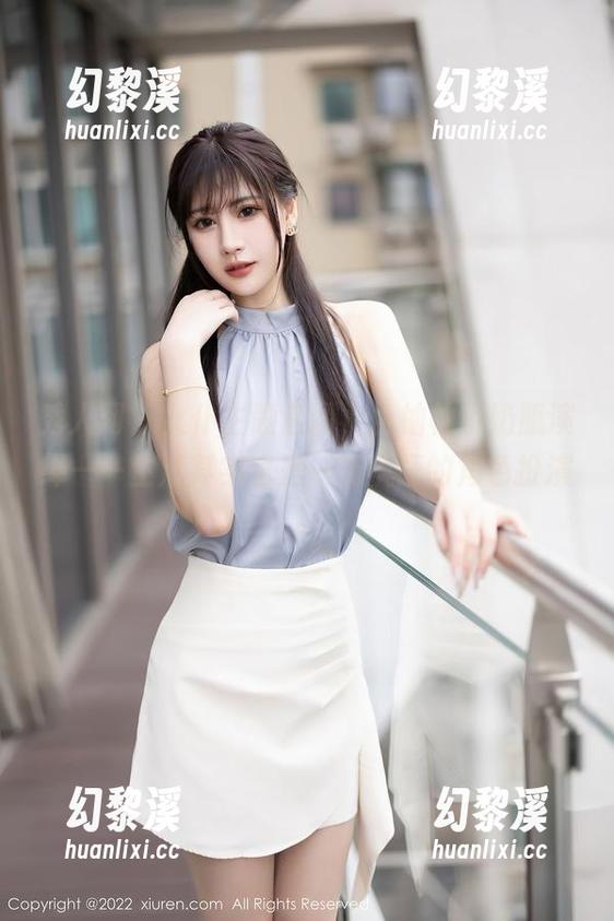 秀人网-柚柚小奶瓶 秀人网 - 女仆主题套图,由柚柚小奶瓶演绎——生活其实也是一场疯狂的角色扮演。