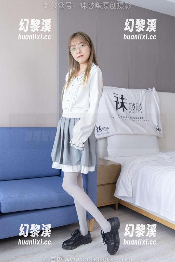 袜啵啵 - 小甜豆原图中的短白丝，似乎是对理智的挑战，都要“干架”了？