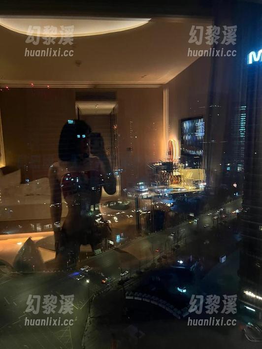 微密圈 - 无圣光？婚纱也能看出点锋芒，詹詹一秒变身女神。
