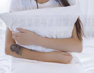 轰趴猫 - 短袖泳衣与水的碰撞,筱慧的“死库水”精选,每一张都是在幽默和优雅之间游走的作品。