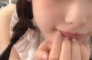 雯妹不讲道理的灵感玄机来啦！漆皮格子裙原图免费供奉，一不小心就被吸引住。