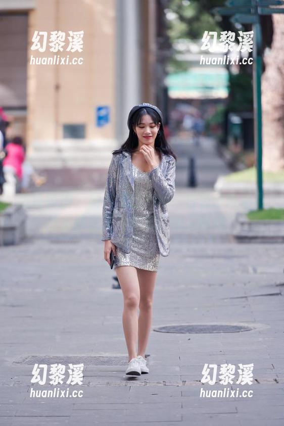 魔镜街拍 - 图片里的婷婷：白色吊带和黑丝美腿究竟有多足以让人偷心？