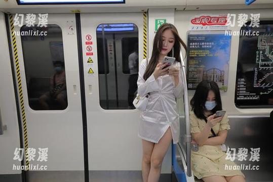 魔镜街拍 - 直击萌宝儿，最新图包来看哈哈镜下的包臀裙肉丝是怎样的奇观。