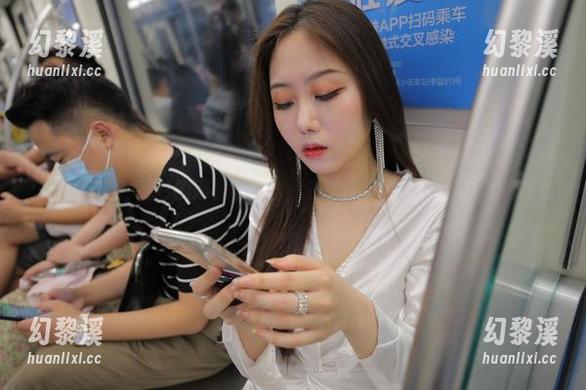 魔镜街拍 魔镜街拍:绝妙的网袜小姐姐,分享这里的每一个网状细节!