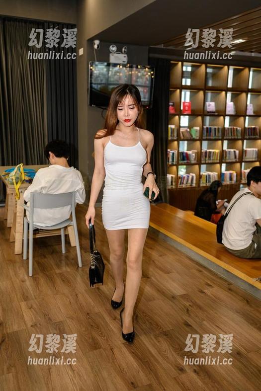 魔镜街拍：私房旅行，浅绿紧身长裙的奇遇记