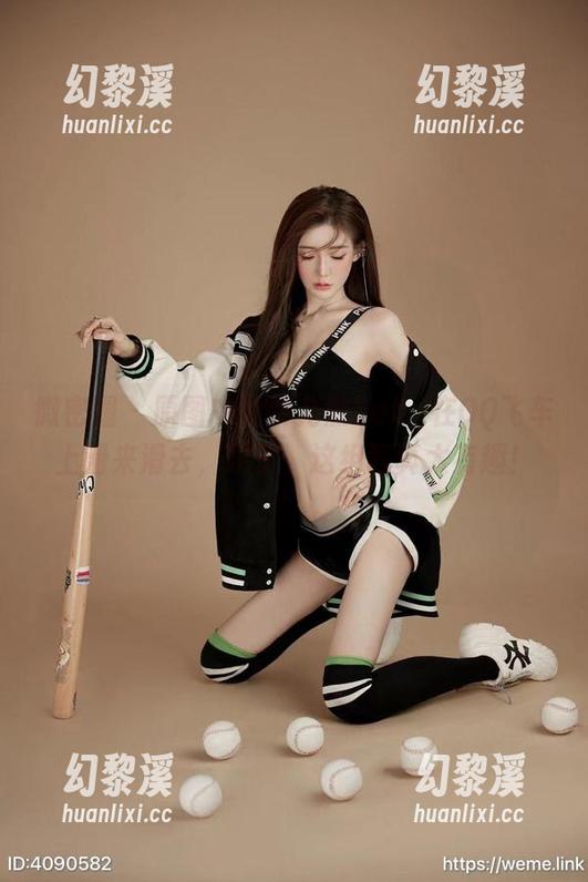 黎允熙baby 微密圈 - 原图中的黎允熙baby在QQ飞车上滑来滑去,绝了,这组写真太有趣!